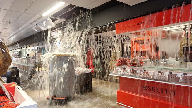 太阳海岸洪水:雨水从商店的天花板涌出,西班牙进入红色预警