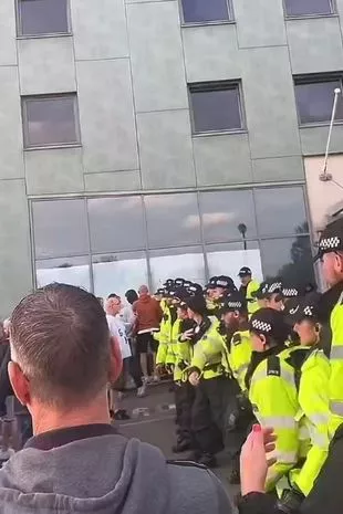 警方展开紧急搜查,寻找在骚乱中用砖头打警犬的暴徒