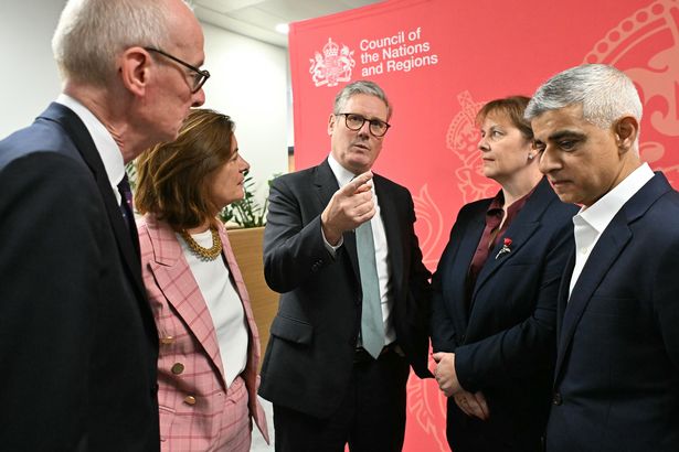 Keir Starmer：“我会把你们100天前投票支持的东西交付给你们——评判我吧。”