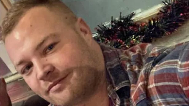英国人在度假时喝醉酒与人打架，在被护送下飞机后坠楼身亡