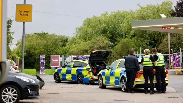 在英国街头恐怖场景中，一名警察在嫌疑人逃跑前用“刀刃”砍伤