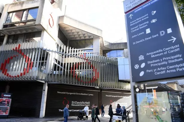 愤怒的购物者在英国主要城市中心被堵了“四个小时”